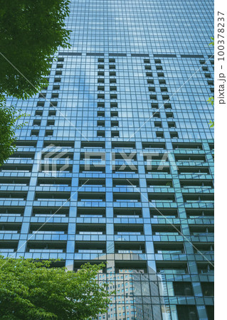 東京都新宿区のオフィス街の高層ビルが立ち並ぶ風景 100378237