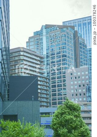 東京都新宿区のオフィス街の高層ビルが立ち並ぶ風景 100378246
