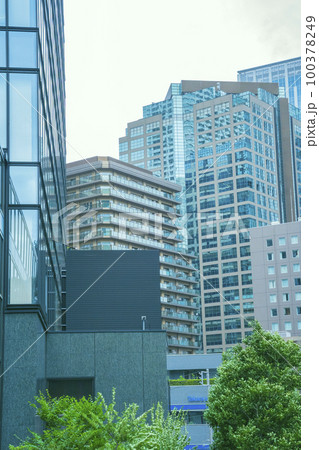東京都新宿区のオフィス街の高層ビルが立ち並ぶ風景 東京都新宿区のオフィス街の高層ビルが立ち並ぶ風景 100378249