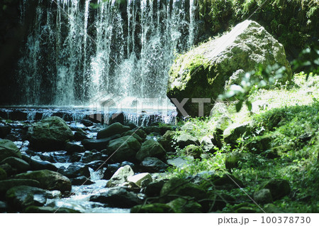 小川の水の流れ 100378730