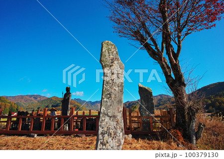 秋空の開田高原西野　稗田の碑 100379130