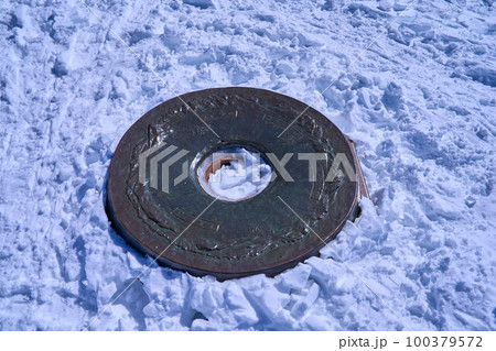 冬の長野県の車山の山頂にある方位盤 冬の長野県の車山の山頂にある方位盤 100379572