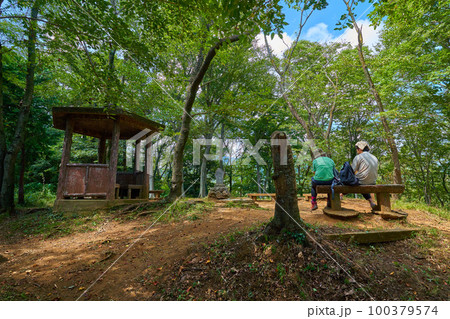 神奈川県秦野市の吾妻山(あずまやま)の山頂 100379574