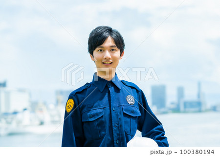 港湾警備をする若いガードマン 港湾警備をする若いガードマン 100380194