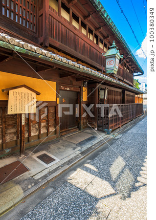 京都　島原遊郭跡の町並み 100380349