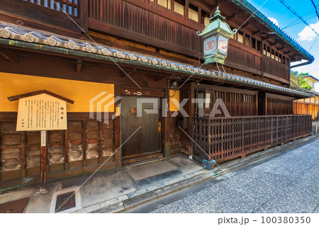 京都　島原遊郭跡の町並み 100380350
