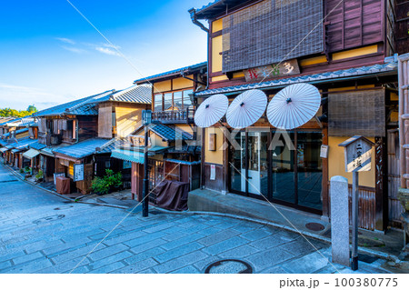 京都　東山　三寧坂　二寧坂　周辺の町並み 100380775