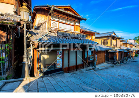 京都　東山　三寧坂　二寧坂　周辺の町並み 100380776