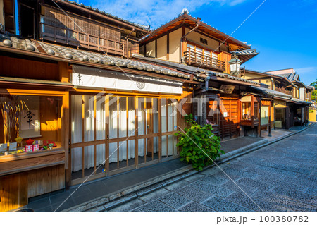 京都　東山　三寧坂　二寧坂　周辺の町並み 100380782