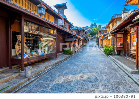 京都　東山　三寧坂　二寧坂　周辺の町並み 100380791