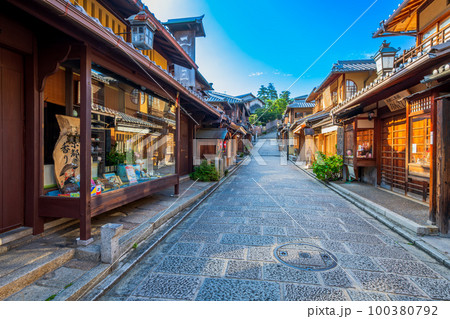 京都　東山　三寧坂　二寧坂　周辺の町並み 100380792