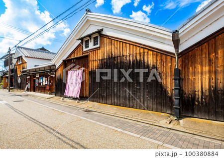 京都　伏見の町並み 100380884