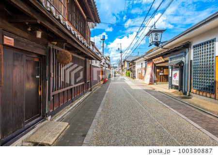 京都　伏見の町並み 100380887