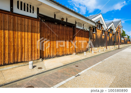 京都　伏見の町並み 100380890