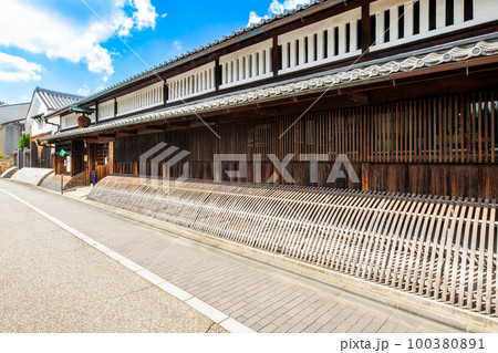 京都　伏見の町並み 100380891