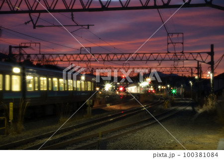 北杜市小淵沢町、夜明けのJR小淵沢駅に入構する普通電車 北杜市小淵沢町、夜明けのJR小淵沢駅に入構する普通電車 100381084