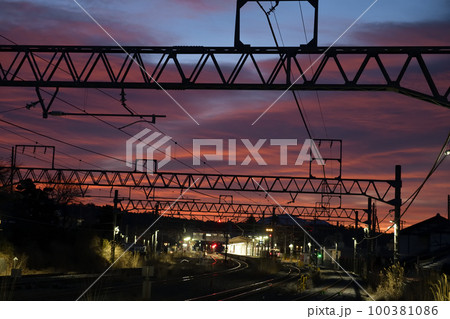 北杜市小淵沢町、夜明け朝焼けのJR小淵沢駅 100381086