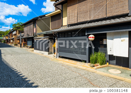 京都　上七軒の町並み 100381148