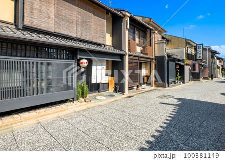 京都　上七軒の町並み 100381149