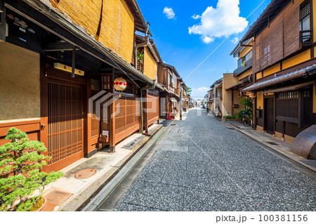 京都　上七軒の町並み 100381156