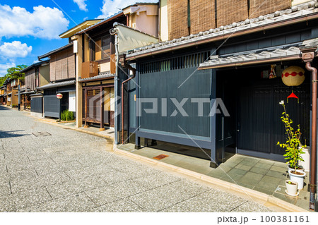 京都　上七軒の町並み 100381161