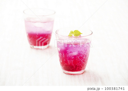 しそジュース　赤紫蘇ジュース　手作りジュース　健康飲料　健康ドリンク　イメージ素材 100381741