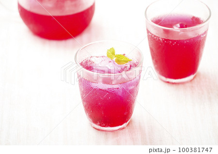 しそジュース 赤紫蘇ジュース 手作りジュース 健康飲料 健康ドリンク イメージ素材 しそジュース 赤紫蘇ジュース 手作りジュース 健康飲料 健康ドリンク イメージ素材 100381747