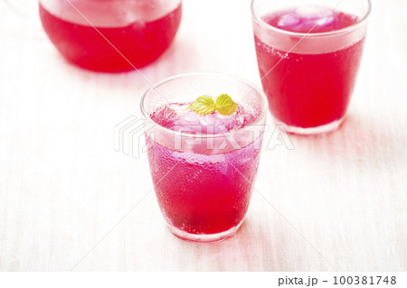しそジュース　赤紫蘇ジュース　手作りジュース　健康飲料　健康ドリンク　イメージ素材 100381748