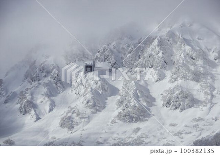 厳寒期の立山 100382135