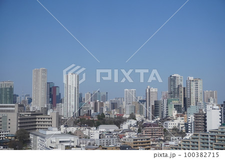 東京の高層ビル群と青空の広い風景 東京の高層ビル群と青空の広い風景 100382715
