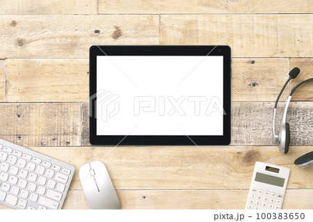 タブレットのあるビジネスデスク　俯瞰撮影　無人 100383650