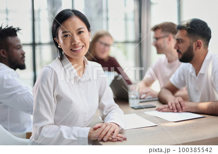 business people in a meeting at office 100385542