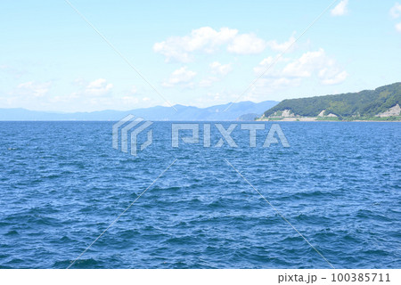 福井の敦賀新港から見た海 100385711