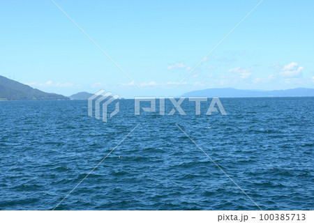 福井の敦賀新港から見た海 福井の敦賀新港から見た海 100385713