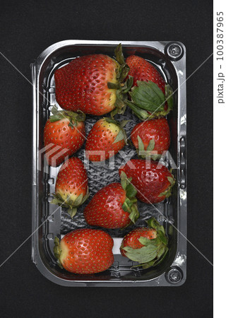Large red strawberries in plastic packaging. Delicious red berry. Large red strawberries in plastic packaging. Delicious red berry. 100387965