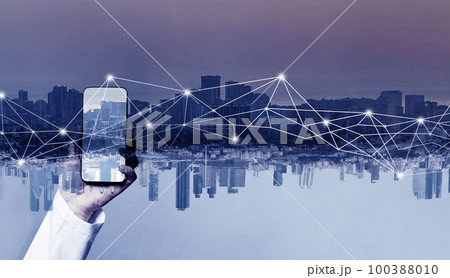 Doctor hand demonstrating smartphone with blank screen for advertisement 100388010