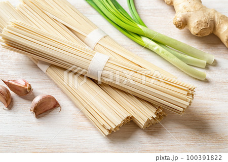 Dried udon nudles and spices prepared for cooking. 100391822