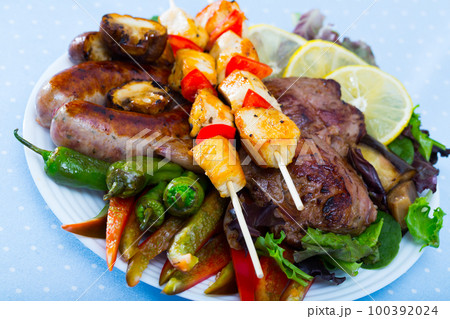 Bulgarian meshana scara with different cooking meat and vegetables Bulgarian meshana scara with different cooking meat and vegetables 100392024