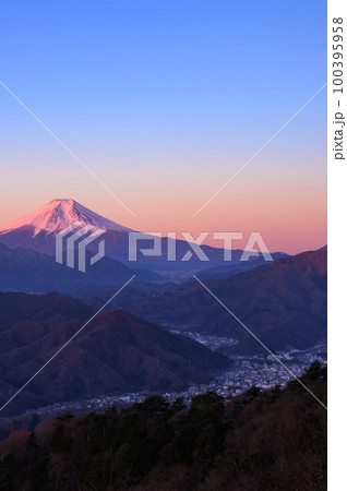 (山梨県)百蔵山展望・朝焼けに染まる富士山と山並みの絶景 (山梨県)百蔵山展望・朝焼けに染まる富士山と山並みの絶景 100395958