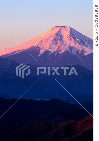 （山梨県）百蔵山展望・朝焼けに染まる富士山と山並みの絶景 100395959