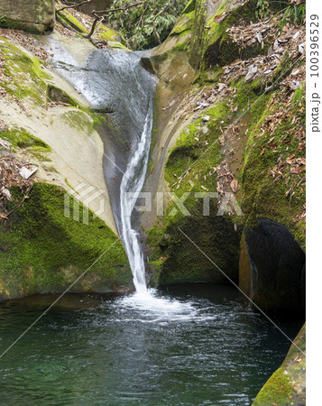 エメラルドグリーンの美しい龍鎮の滝 100396529