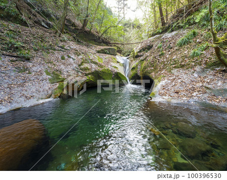 エメラルドグリーンの美しい龍鎮の滝 100396530