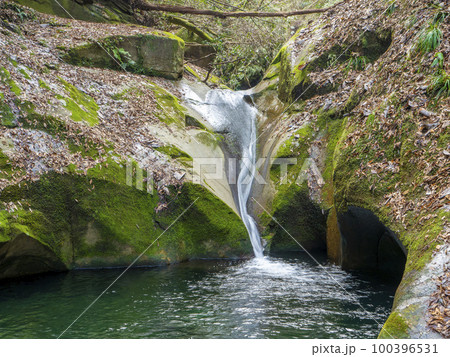 エメラルドグリーンの美しい龍鎮の滝 エメラルドグリーンの美しい龍鎮の滝 100396531