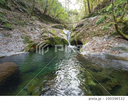 エメラルドグリーンの美しい龍鎮の滝 100396532