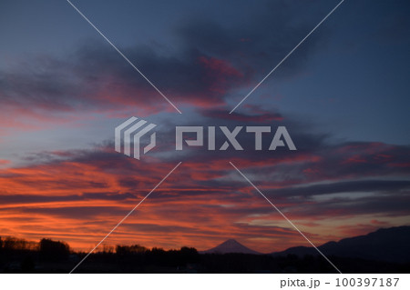 北杜市小淵沢町、朝焼け雲と富士山 北杜市小淵沢町、朝焼け雲と富士山 100397187
