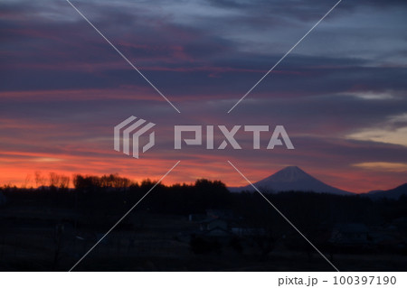 北杜市小淵沢町、朝焼け雲と富士山 北杜市小淵沢町、朝焼け雲と富士山 100397190