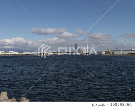 青空が広がる大阪南港の風景 青空が広がる大阪南港の風景 100398366
