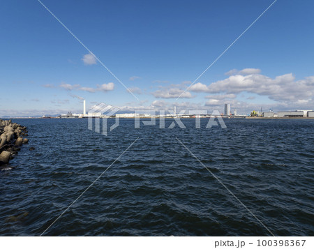 青空が広がる大阪南港の風景 100398367