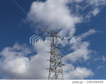 下から見上げる送電塔と青空の風景 下から見上げる送電塔と青空の風景 100398406