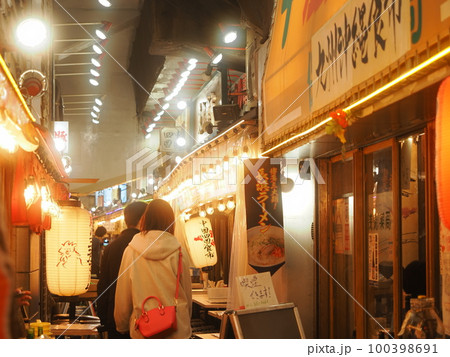 有楽町　ガード下（有楽町産直横丁）の夜景 100398691